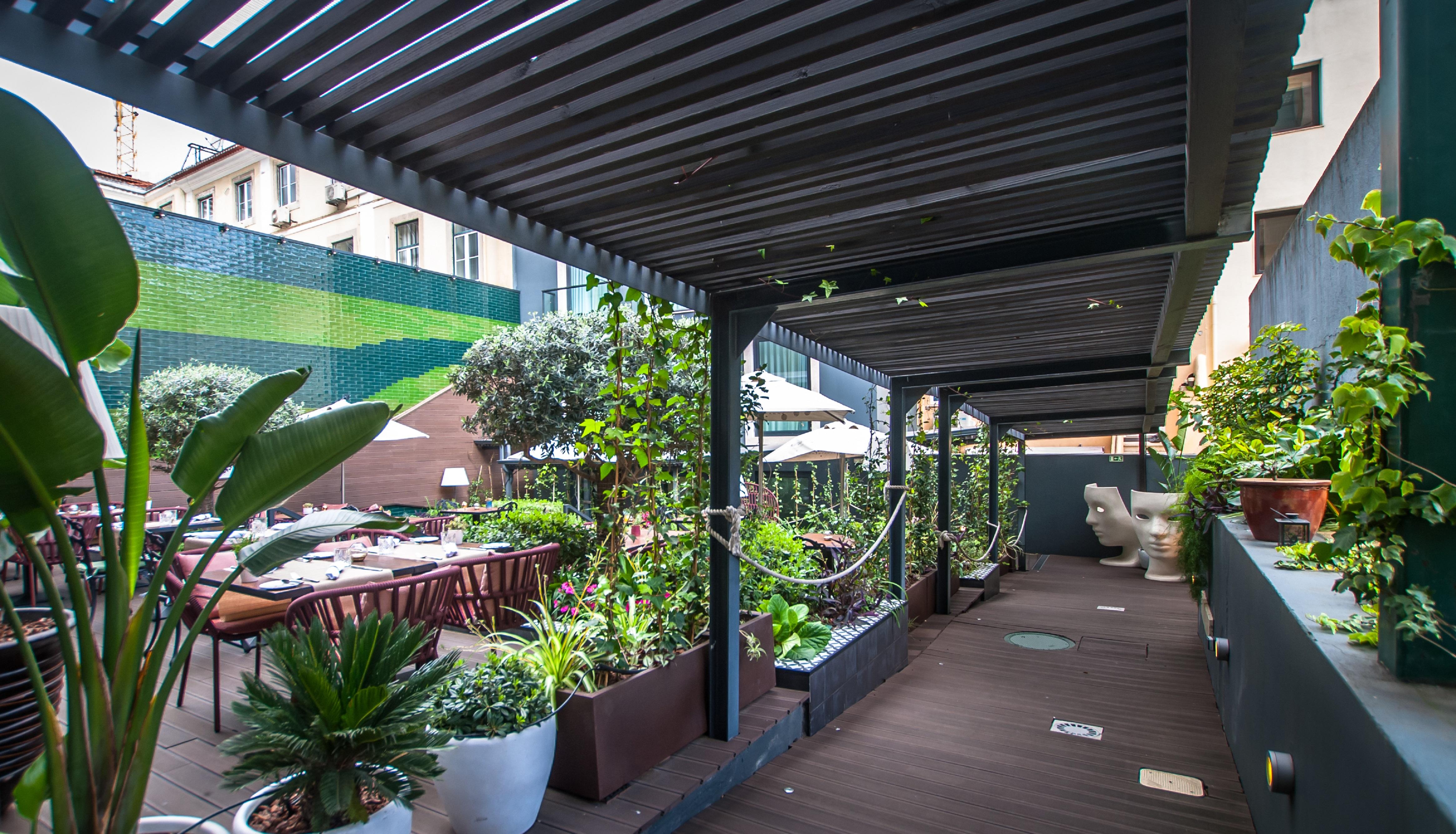 138 Liberdade Hotel Lisboa Εξωτερικό φωτογραφία The rooftop garden at the hotel