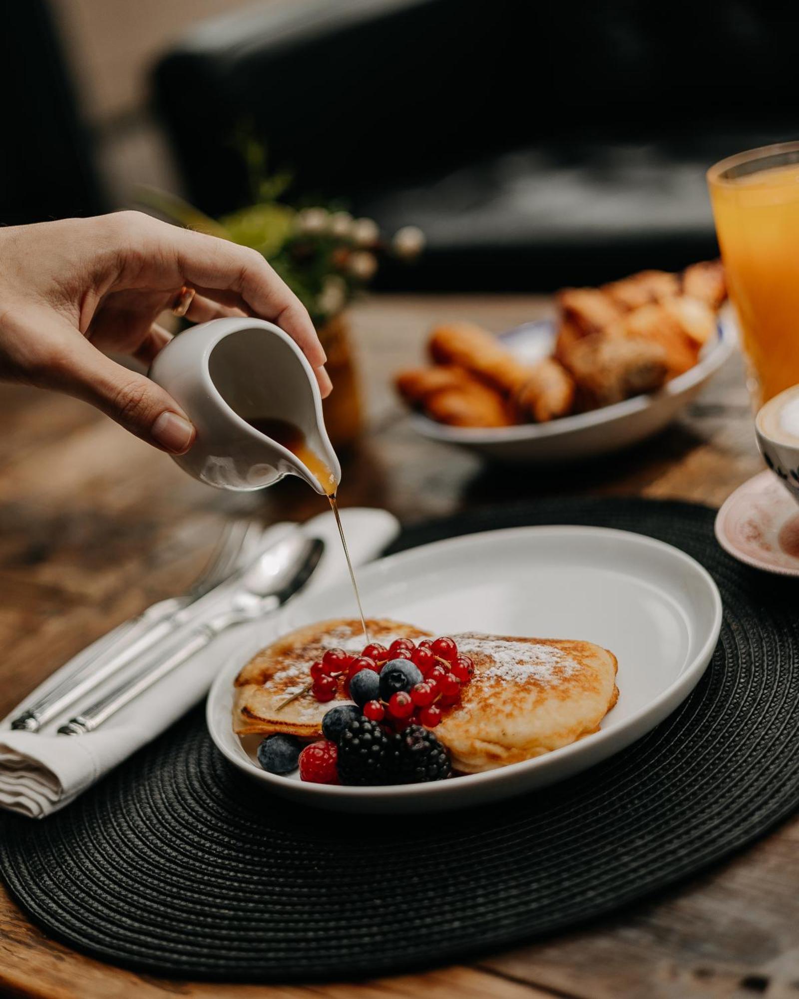 138 Liberdade Hotel Lisboa Εξωτερικό φωτογραφία Maple syrup being poured onto French toast